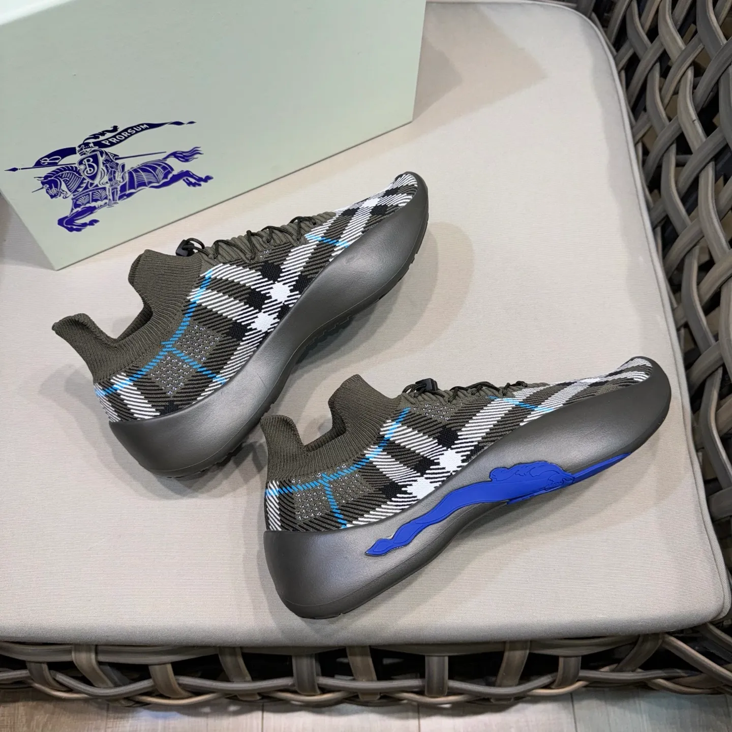 Factory price: 480💰BURBERRY/Burberry plaid knitted Ne men's shoes💰tune sneakers｜With breathable sock-style upper｜Embellished with knitted Burberry plaid｜Leather lining Incorporated into a plaid lace design｜Equipped with B-shaped shield buckle｜The sole is decorated with a large wrapped equestrian knight logo (EKD)｜Round toe #drawstring closure#The sole is decorated with the equestrian knight logo (EKD)｜At least 50% of the main materials of the boutique are from renewable sources Size: 39-44 (45 custom-made)